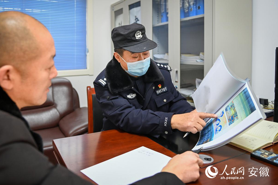 居民來(lái)到警民議事廳反映問(wèn)題。人民網(wǎng) 苗子健攝