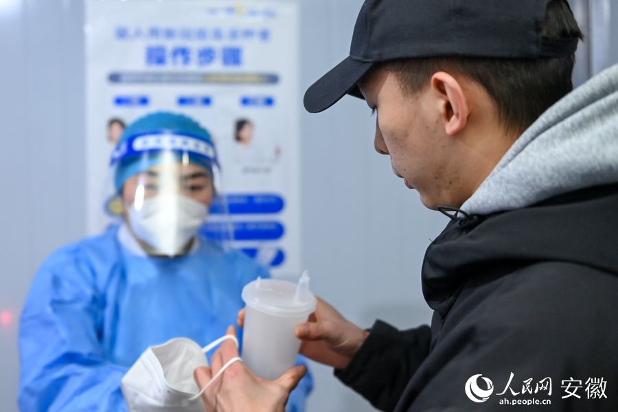 市民接種吸入式疫苗。人民網(wǎng)記者 苗子健攝