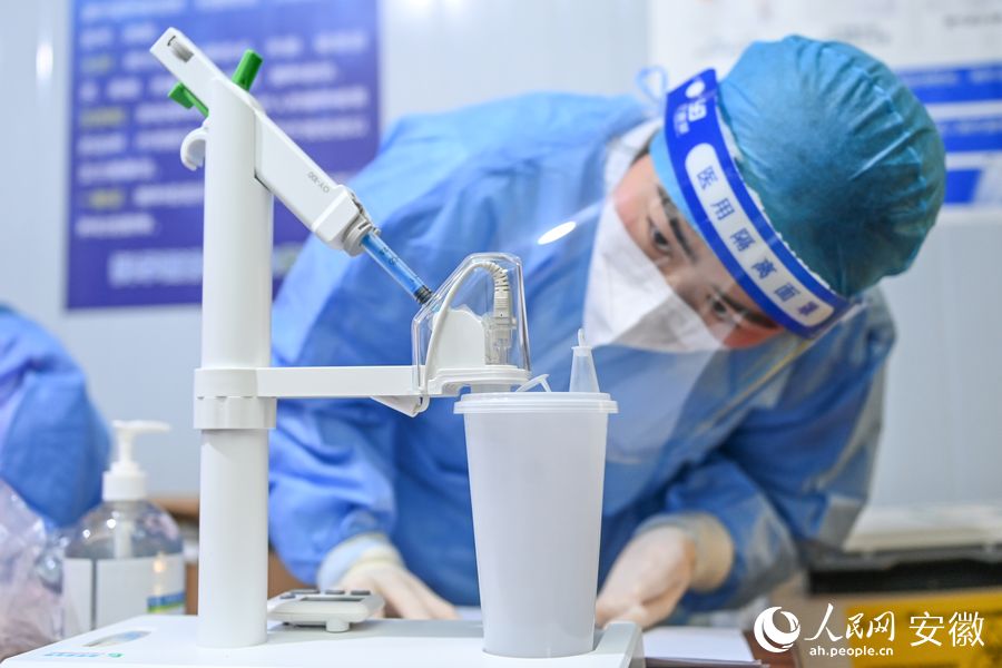 通過專業(yè)設(shè)備將疫苗霧化。人民網(wǎng)記者 苗子健攝