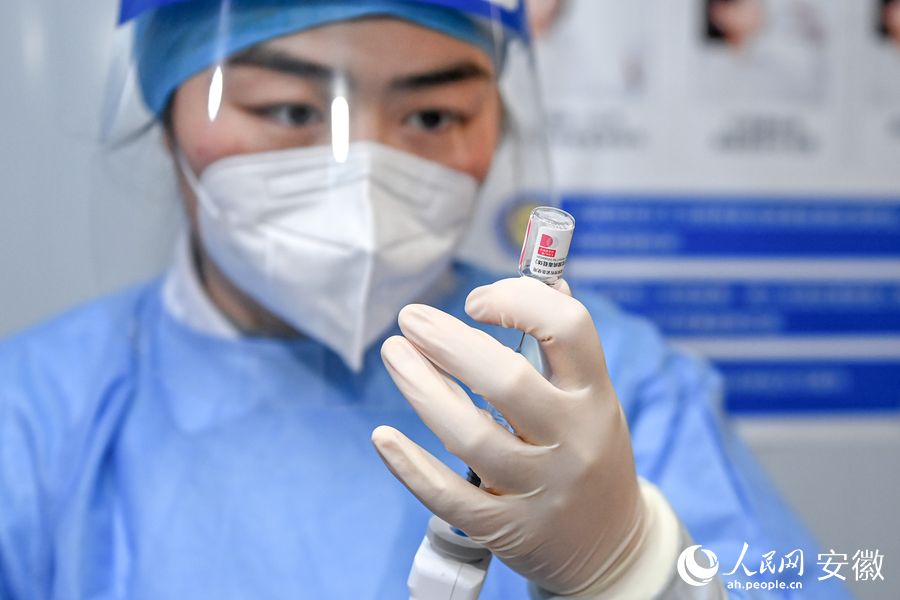 醫(yī)護(hù)人員配制疫苗。人民網(wǎng)記者 苗子健攝