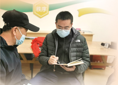  遼寧分社記者劉佳華（右）在遼寧省沈陽市皇姑區(qū)三臺子街道牡丹社區(qū)養(yǎng)老服務(wù)中心采訪。單 洋攝