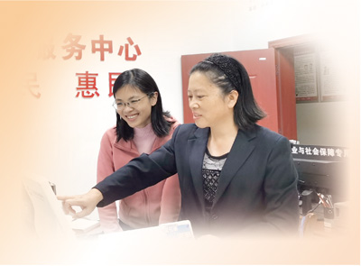 湖南分社記者王云娜（左）在湖南省郴州市汝城縣沙洲瑤族村采訪。熊思晨攝