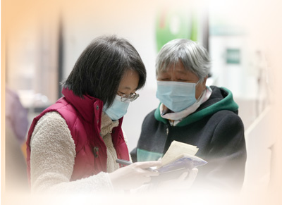 江蘇分社記者尹曉宇（左）在江蘇省鎮(zhèn)江市丹徒區(qū)世業(yè)鎮(zhèn)衛(wèi)生院采訪。馬燾燾攝