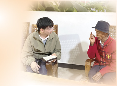 云南分社記者沈靖然（左）在云南省滄源佤族自治縣下班老村采訪。李 云攝