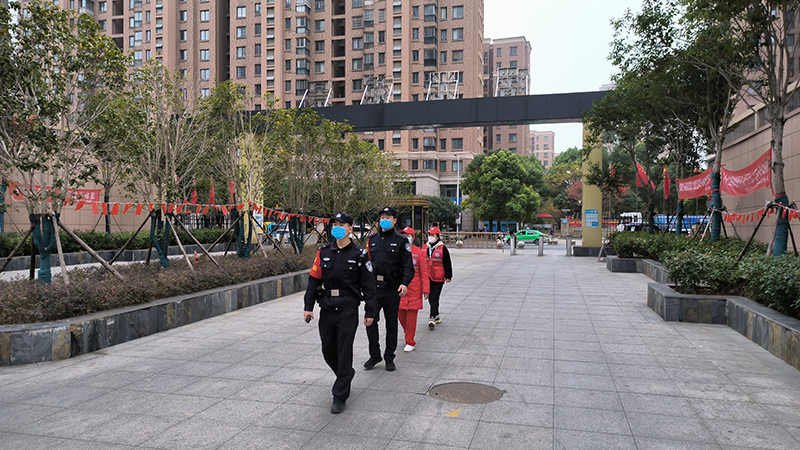 龍獅橋派出所民警聯(lián)合江淮義警在轄區(qū)開展巡邏防控，筑牢安全防線。陳思遠(yuǎn)攝