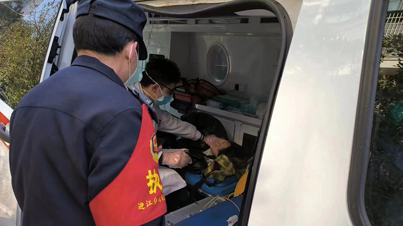 龍獅橋派出所民警聯(lián)合醫(yī)護(hù)人員緊急救治急癥男子。李承熙攝
