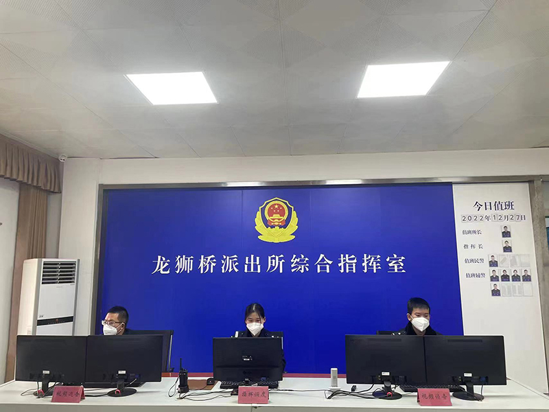 龍獅橋派出所值班民警輔警們正在忙碌地接收派送警情。李承熙攝