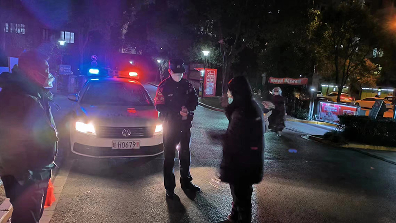 派出所民警民警正在現(xiàn)場(chǎng)處理因通行問題引起的矛盾糾紛。李承熙攝