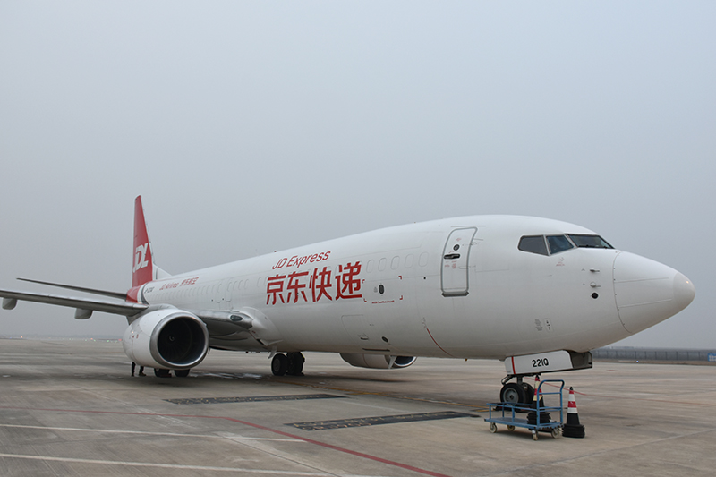 印有“京東快遞”字樣的全貨機(jī)抵達(dá)蕪宣機(jī)場(chǎng)。蕪宣機(jī)場(chǎng)公司供圖