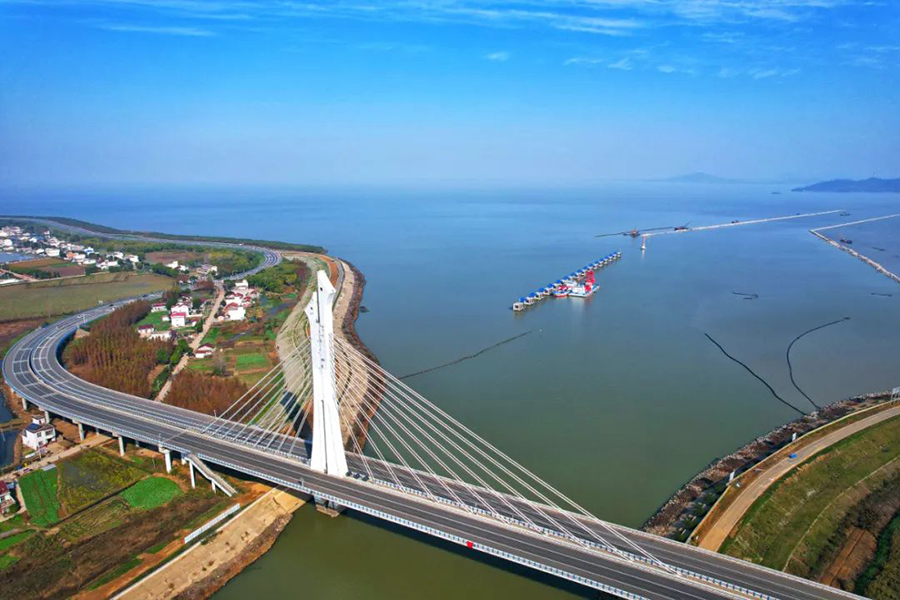 位于巢湖岸邊的杭埠河大橋。徐勇攝