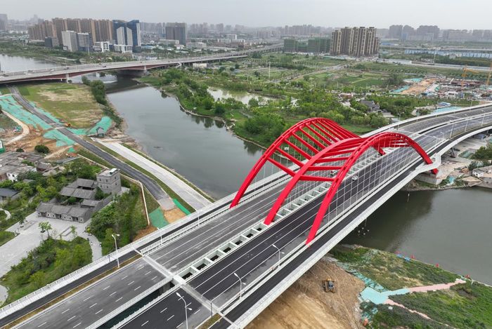 2022年5月1日，中鐵四局承建的國內(nèi)跨徑最大的非對稱無推力鋼箱拱橋——合肥市廣德路跨南淝河大橋正式通車。中鐵四局供圖