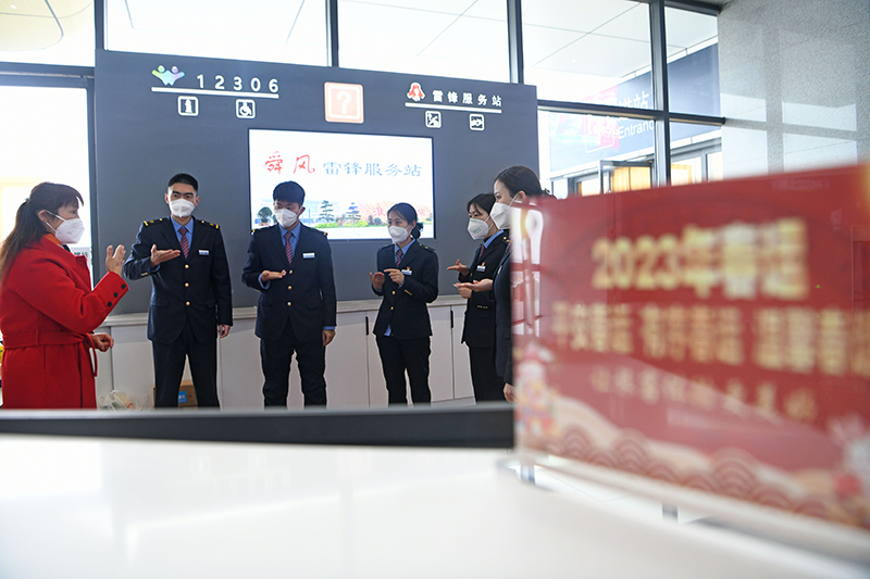 客運工作人員在手語老師的指導(dǎo)下學(xué)習(xí)手語，提高服務(wù)質(zhì)量，備戰(zhàn)春運。陳彬攝