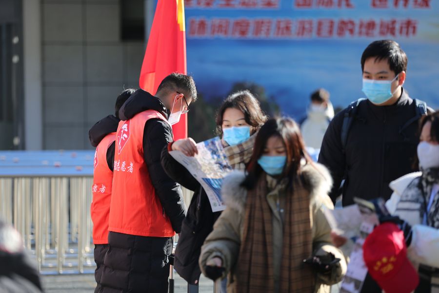 迎客松黨群志愿者為游客提供服務(wù)。汪娜攝