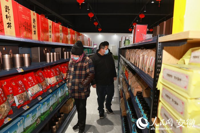 市民在展銷館選購農(nóng)品。人民網(wǎng) 張俊攝