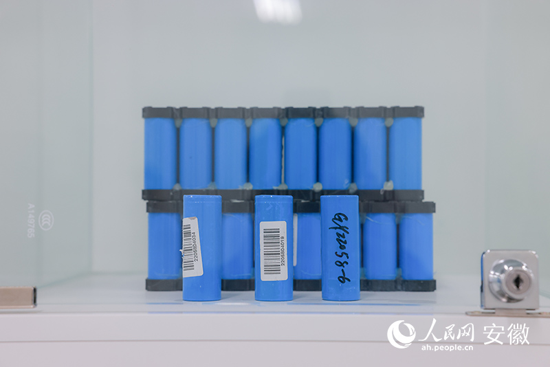 由中科海鈉科技有限責(zé)任公司生產(chǎn)的圓柱鈉離子電芯。人民網(wǎng) 王曉飛攝