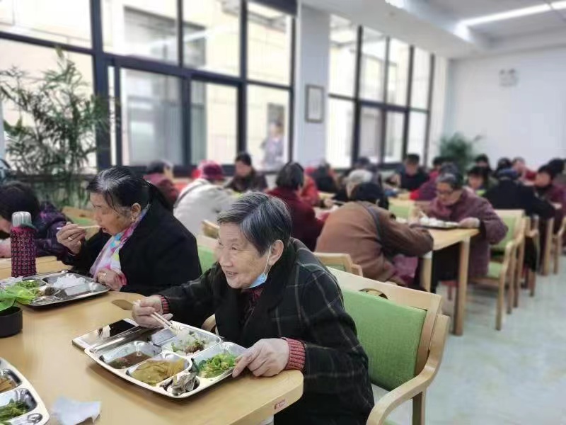 老年人中午在肥西愛和家養(yǎng)老服務(wù)中心用餐