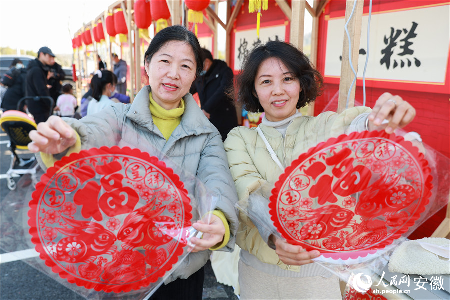 游客展示“?！弊旨艏?。人民網(wǎng) 張俊攝