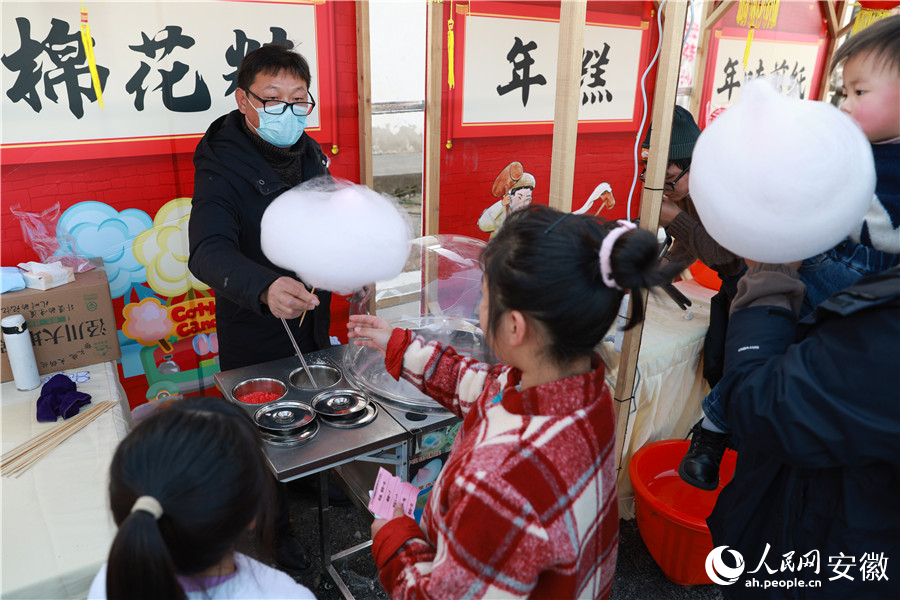 棉花糖也很受游客青睞。人民網(wǎng) 張俊攝