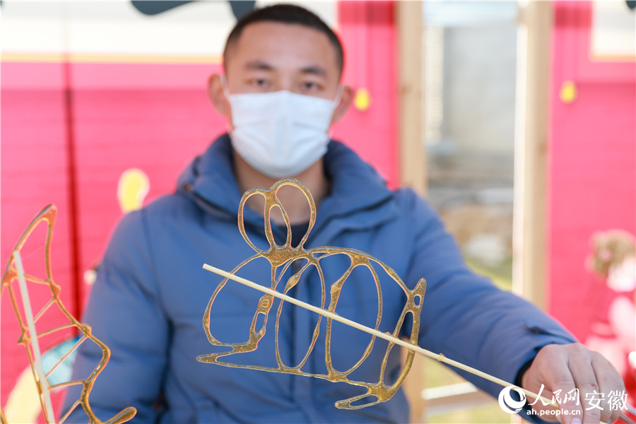 王強展示兔子糖畫。人民網(wǎng) 張俊攝