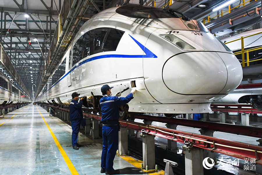 動(dòng)車(chē)“醫(yī)生”檢查車(chē)頭部位。人民網(wǎng) 周坤攝