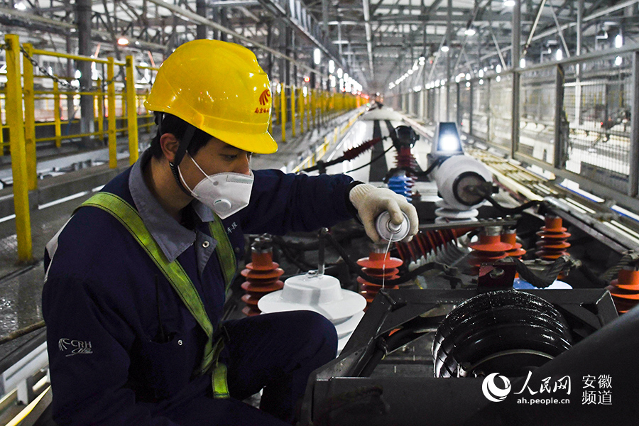 張旭正在給車頂關(guān)鍵部位進(jìn)行保養(yǎng)。人民網(wǎng) 周坤攝