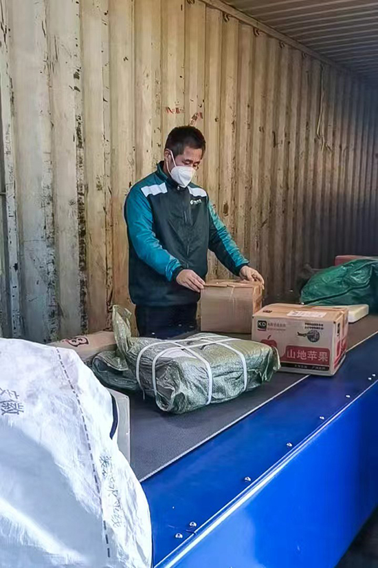 汪斌在抵達站點后就幫忙卸貨。張虹保