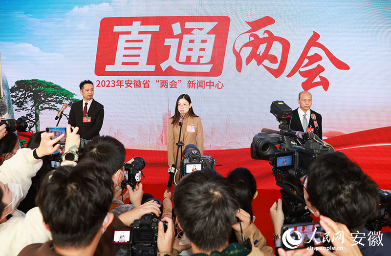 安徽省政協委員在“直通兩會”現場接受媒體采訪。人民網 張俊攝