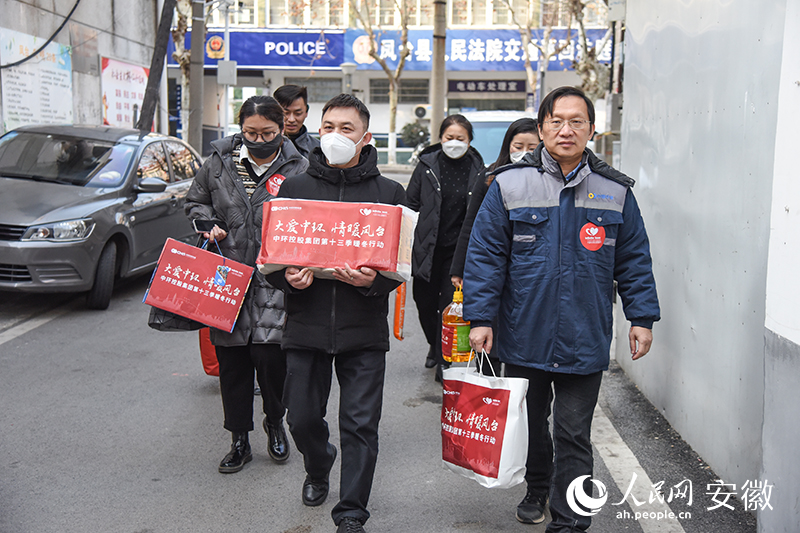 志愿者們帶著暖冬物資出發(fā)。人民網(wǎng) 李希蒙攝