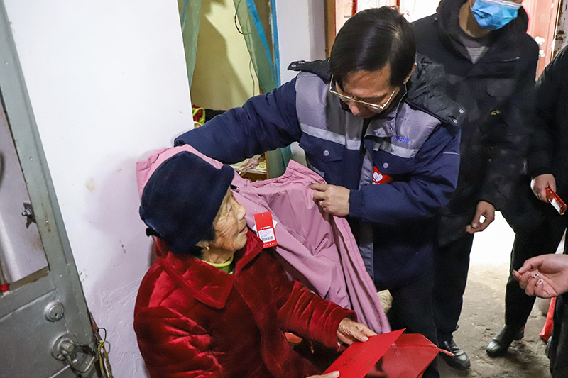 屠鉆幫孔祥英老人披上新買的羽絨襖。丁明駿攝