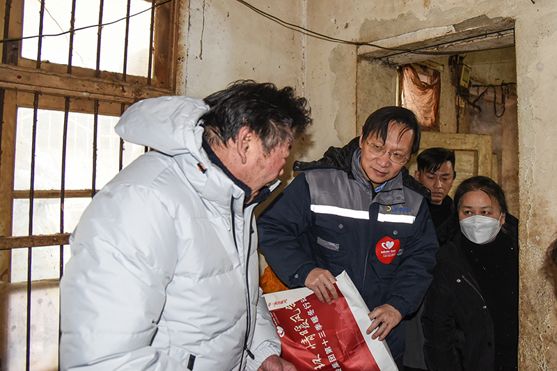 屠鉆正在了解困難群眾家庭情況。人民網(wǎng) 李希蒙攝