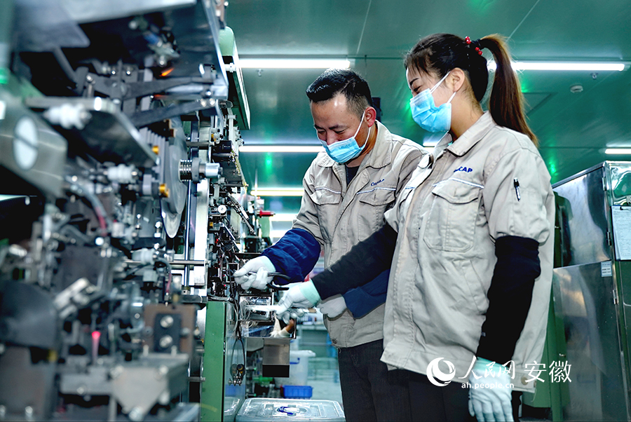 安徽奧凱普電容器有限公司生產(chǎn)車間。人民網(wǎng) 王銳攝