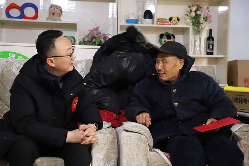 程浩正在詢問胡煥富病情。丁明駿攝