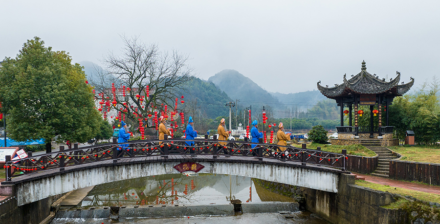 村民在祭灶儀式的路上。