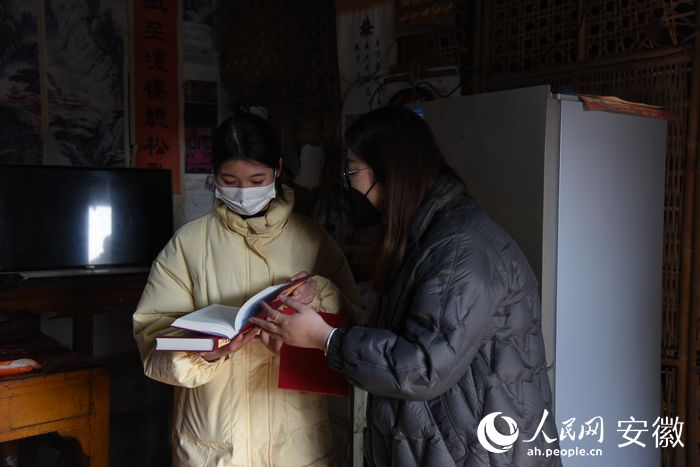 鄧可可向小姑娘介紹四大名著。人民網(wǎng) 李希蒙攝