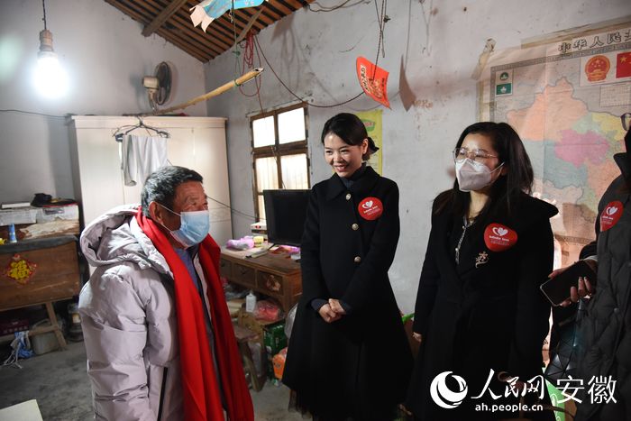 謝繼萍詢問蘇玉楊近況。人民網(wǎng) 李希蒙攝