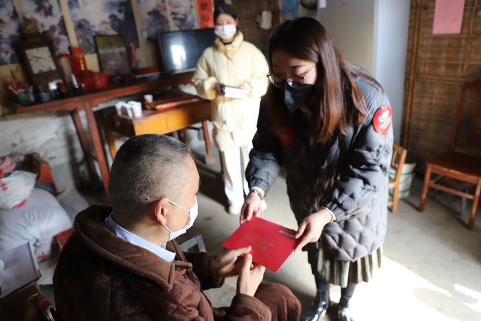 5中環(huán)控股集團(tuán)暖心志愿者為吳馬明一家送上慰問金。丁明駿攝