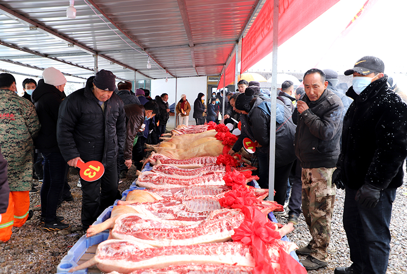 萬(wàn)興村家家戶戶領(lǐng)年豬肉。煙墩鎮(zhèn)人民政府供圖