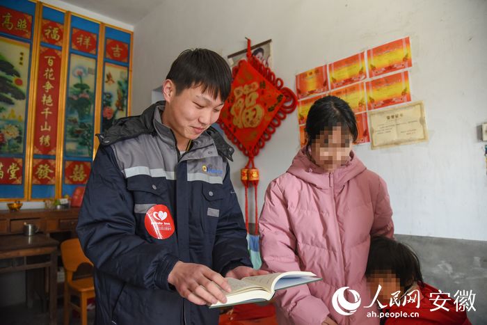 趙樂(lè)向肖菁菁（化名）介紹四大名著。人民網(wǎng) 李希蒙攝