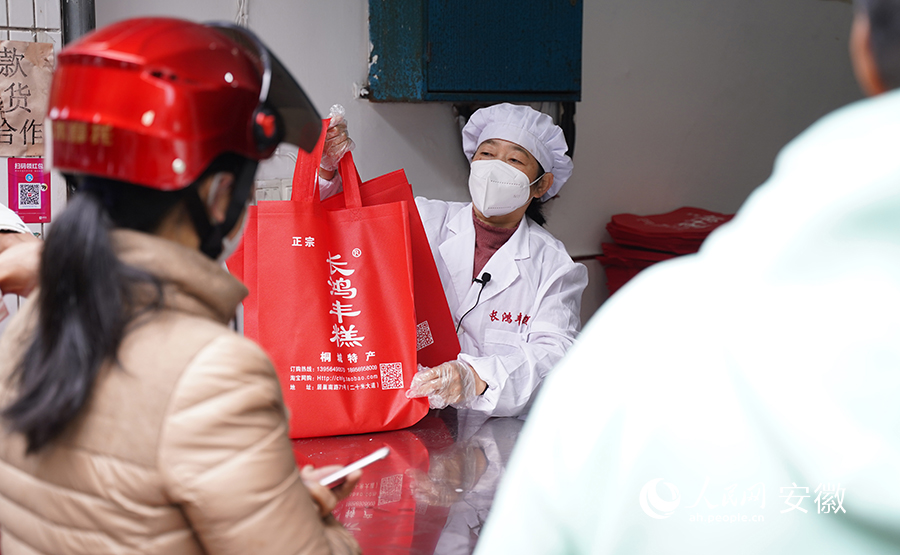 群眾在柜臺前排隊購買豐糕。人民網(wǎng) 王銳攝