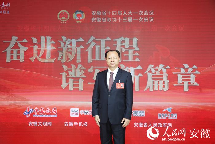 張春林在兩會現(xiàn)場接受采訪。人民網(wǎng) 王曉飛攝