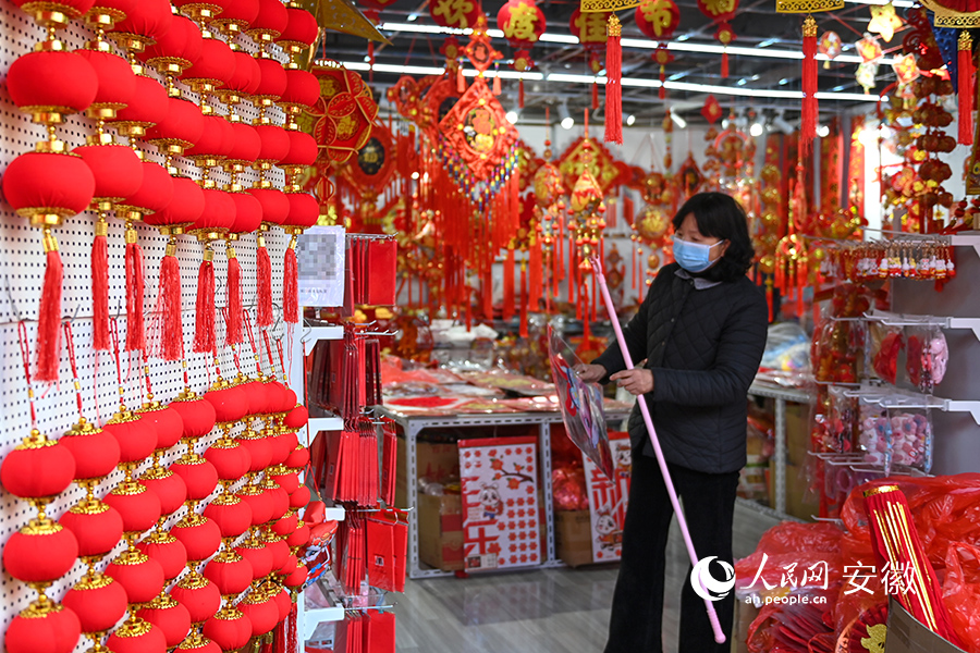 商戶忙著布置店面。人民網(wǎng)記者 苗子健攝