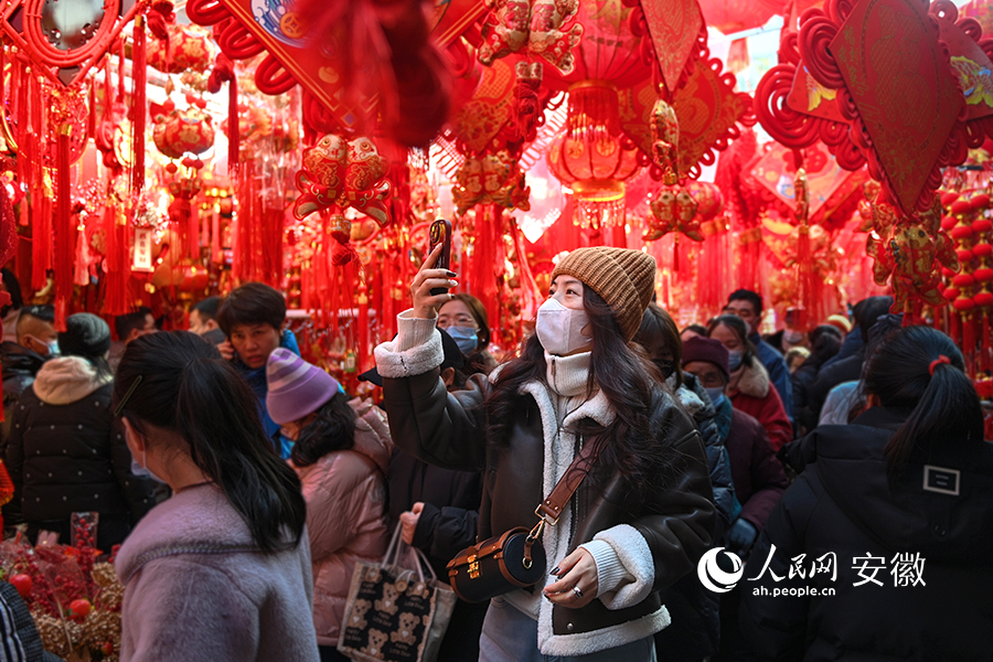 市民在一片紅火的街道上拍照。人民網(wǎng)記者 苗子健攝