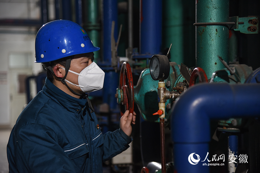 眾誠分公司熱源廠化水車間內，張輝正在檢查設備運行情況。人民網(wǎng) 李希蒙攝
