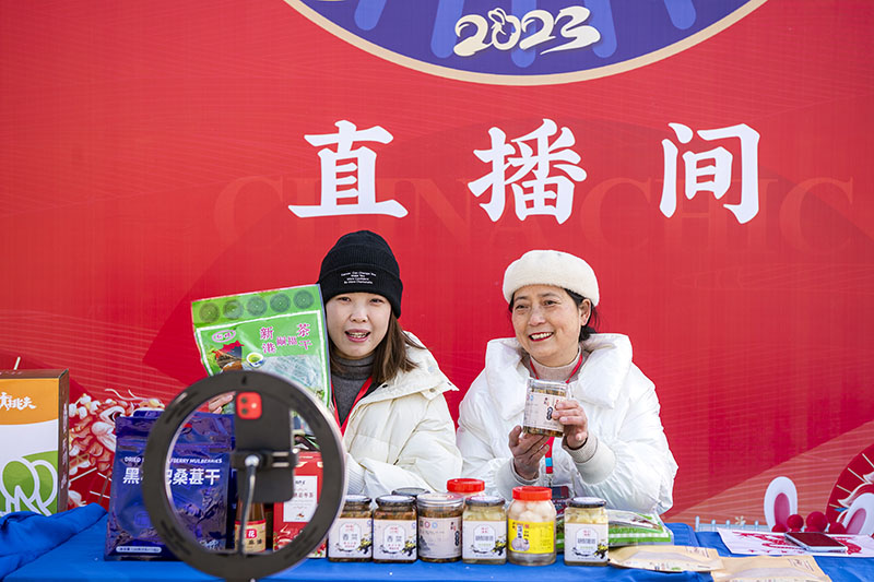 直播帶貨特色農(nóng)產(chǎn)品。肖本祥 攝