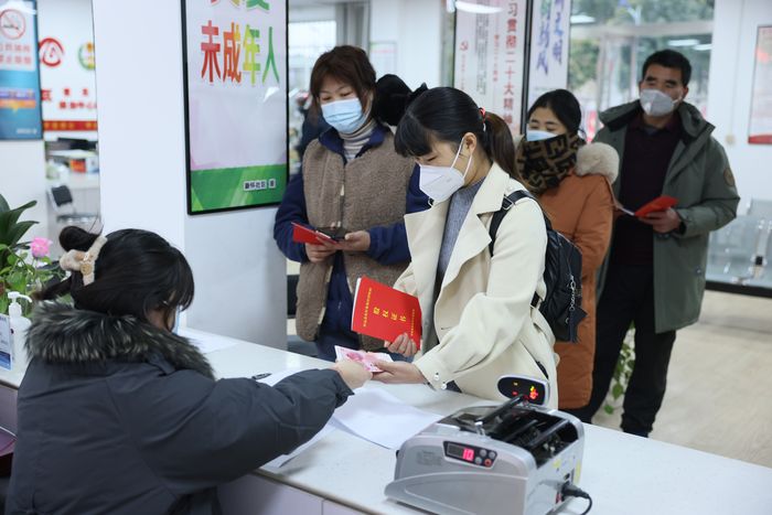 “股東”有序領(lǐng)取分紅。懷遠(yuǎn)縣委宣傳部供圖