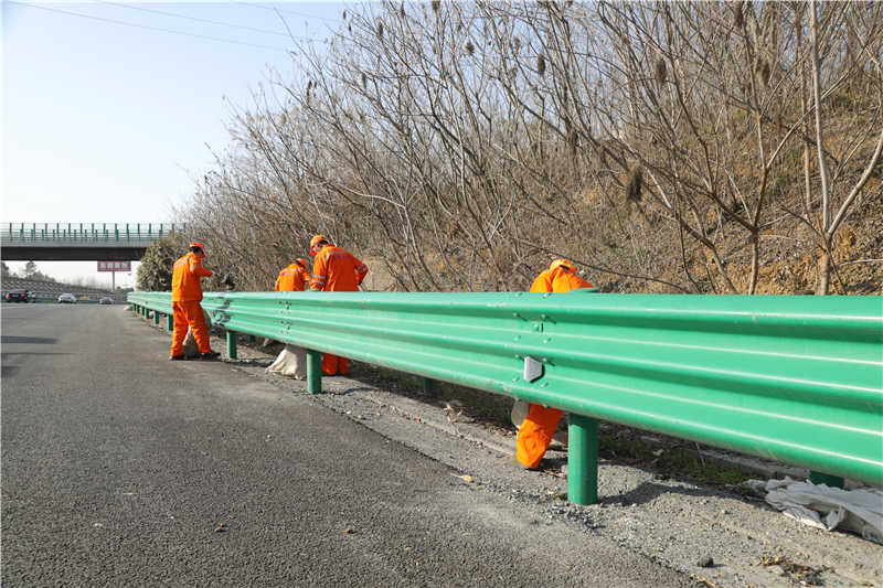 養(yǎng)護(hù)人員路邊清掃垃圾。安徽交控集團(tuán)供圖