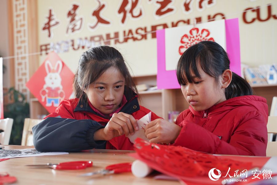留守兒童剪紙迎新春。人民網(wǎng) 王銳攝