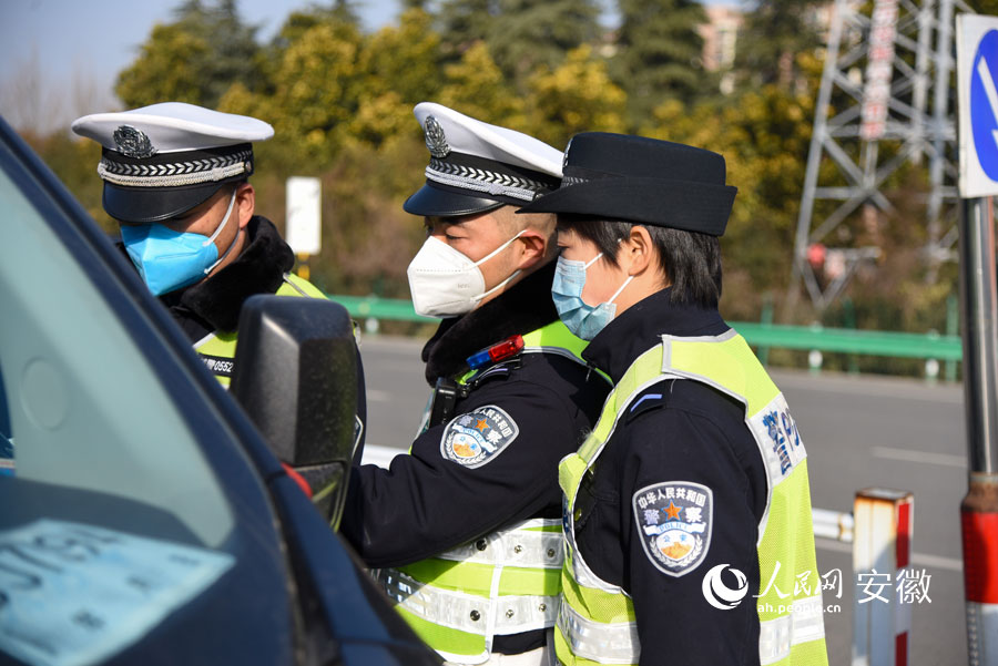 王一茗跟“教員”學習熟悉交警執(zhí)法步驟。人民網(wǎng) 李希蒙攝