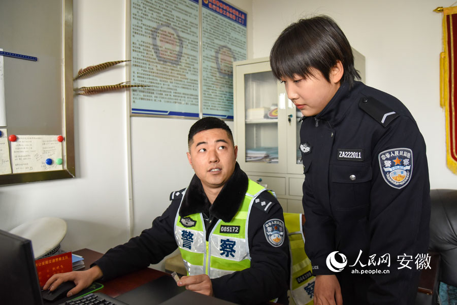 王鐘偉向王一茗講解警務(wù)知識。人民網(wǎng) 李希蒙攝