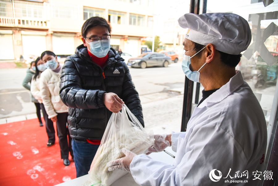“劉圩大餅”又變成了春節(jié)期間當?shù)匕傩帐种械摹皳屖重洝薄Ｈ嗣窬W 李希蒙攝